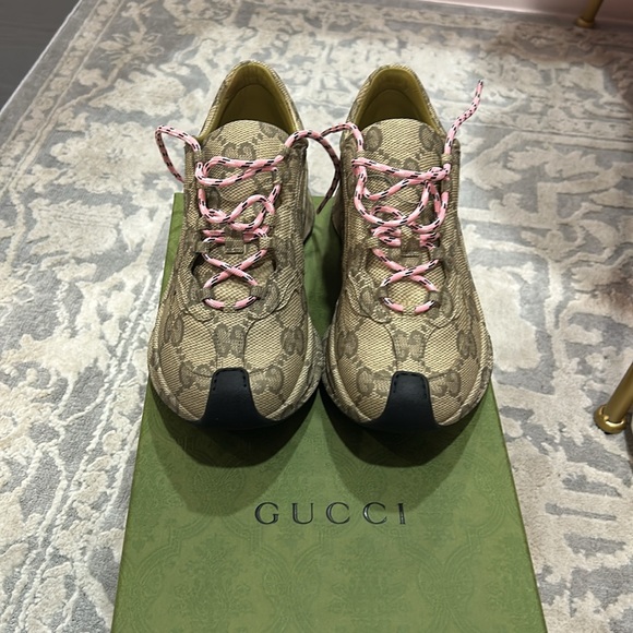 AUTHENTIC GUCCI Sneakers - Picture 4 of 12
